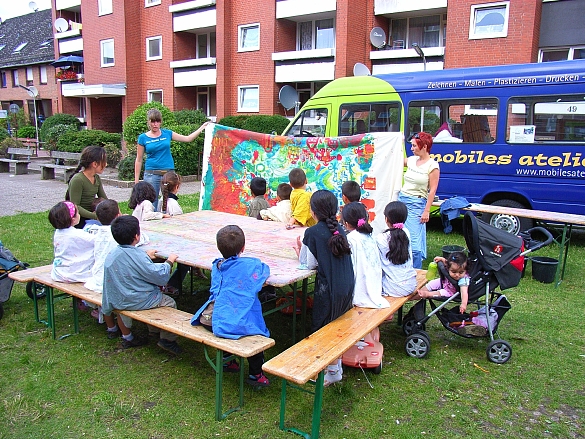 Das Mobile Atelier bei Kindern aus der Rostocker Straße