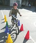 Fahrrad fahren üben am Bike Point der Grundschule