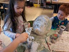 Kindergartenkinder arbeiten an der Plastik