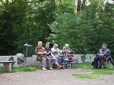 Alte Menschen auf Mosaik-Bank