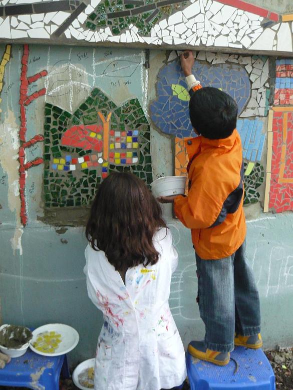 Gemeinschaftliches Arbeiten von Kindern verschiedener Einrichtungen aus dem Quartier am neuen Kunstwerk
