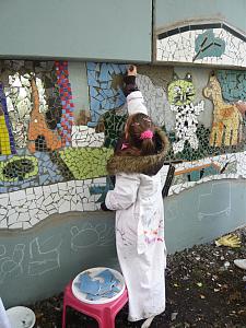 Kinder beim Mosaiklegen