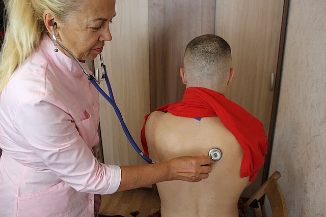 Ansicht einer Gesundheitsfachkraft beim Abhören eines Patienten 