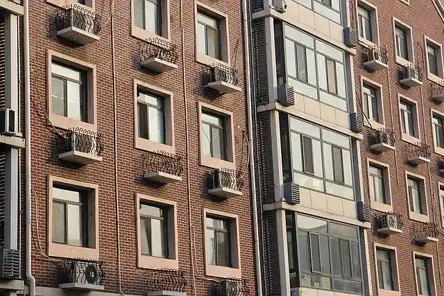 Ansicht einer Häuserfront mit vielen Fenstern